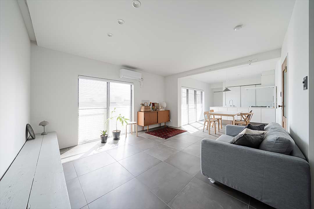 Reforma integral carabanchel - vivienda-piso estudio - vista aire acondicionado mueble y sofá y cocina